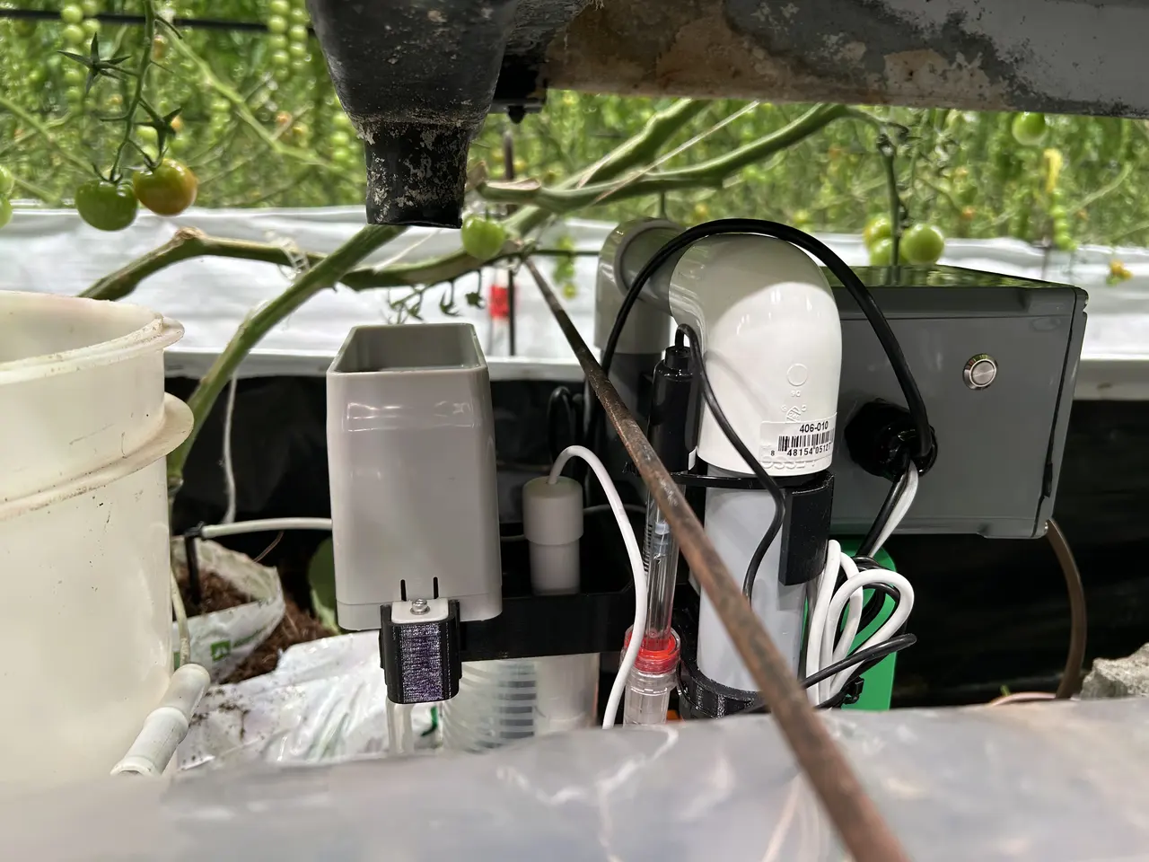 Station fixe SentiAqua installée sous une gouttière de serre